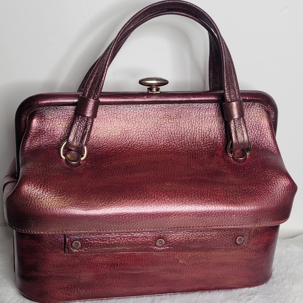 Reworked, vintage, pre-owned, double handles bag.